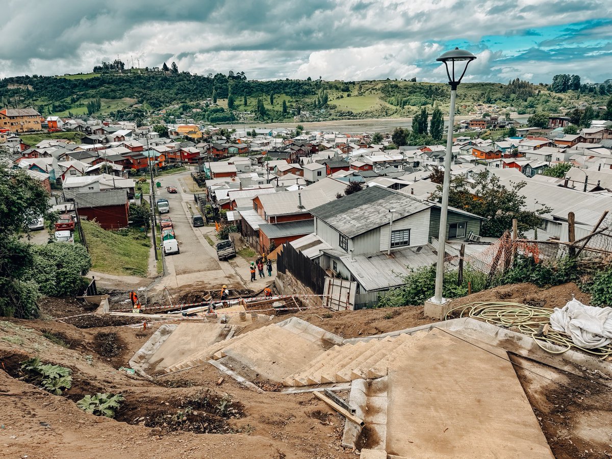 AVANZA LA RECUPERACIÓN DE BARRIO EL ESFUERZO EN CASTRO

Vecinos y vecinas del barrio El Esfuerzo de Castro, junto a equipos del @minvuchile y del municipio local, participaron en una visita técnica del proyecto urbano “Escalera Villa Alerce” del programa Quiero mi Barrio.