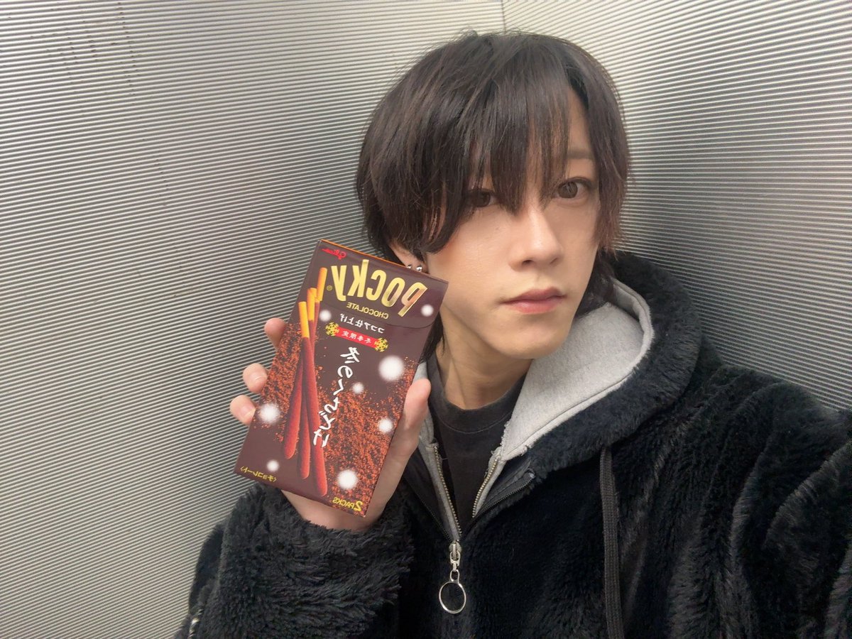 SF_haruma's tweet photo. そいえばポッキーの日にポッキー食べてました！ https://t.co/kWcfaMZf7a