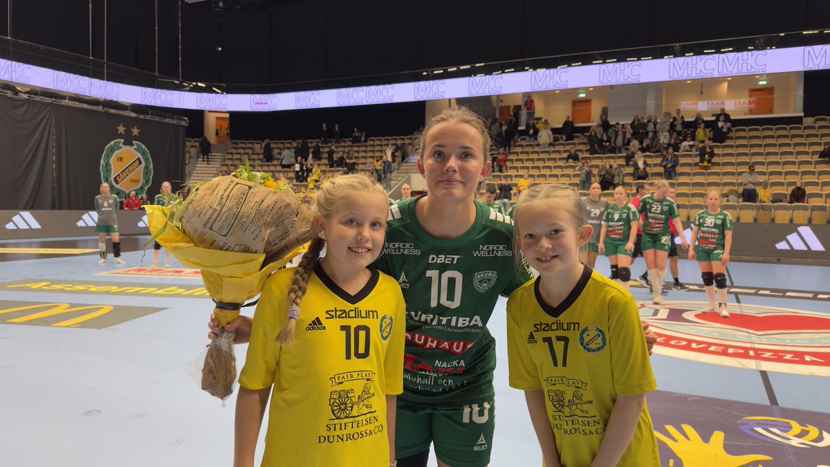 ✅| Vinst över Skuru med 34-23! 

Matchens lirare i Sävehof blev Wilma Saul och i gästande Skuru blev det Clara Pettersson Bergsten. iLovepizza målet fick Nina Dano! 

Nästa match för damerna är bortamatchen mot Viborg på lördag som tyvärr inte sänds någonstans alls. 

#sävehof
