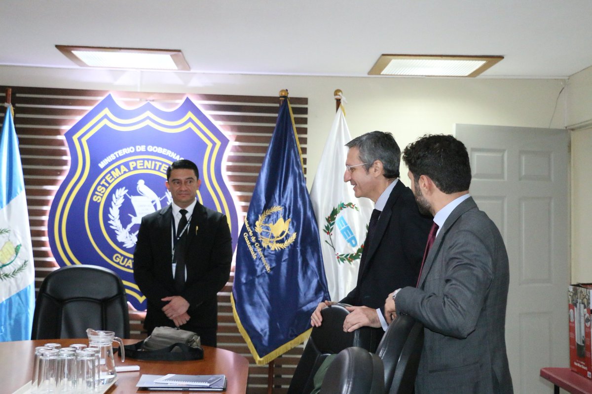 _SPGuatemala's tweet image. El Director General de la #DGSP, Jorge Guillermo López, tuvo una reunión con miembros del Programa de Cooperación de la Unión Europea, EL PACCTO 2.0, para la implementación de proyectos enfocados en la prestación de asistencia técnica y formación de unidades especializadas.

1/2
