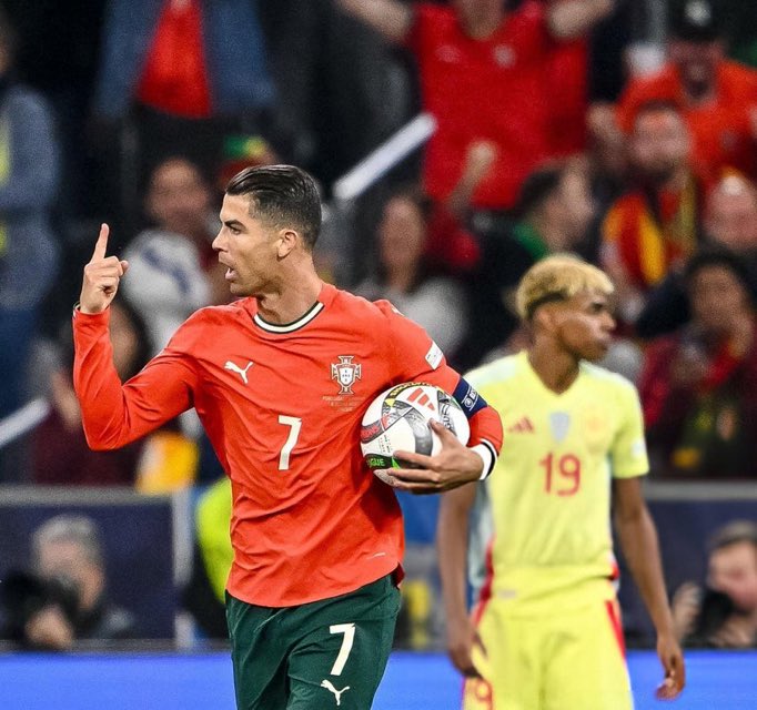 NoodleHairCR7's tweet image. 🚨 Cristiano Ronaldo can create hisrory tomorrow

He can become the first ever player to score 144 International goals beating Cristiano Ronaldo who has scored 143