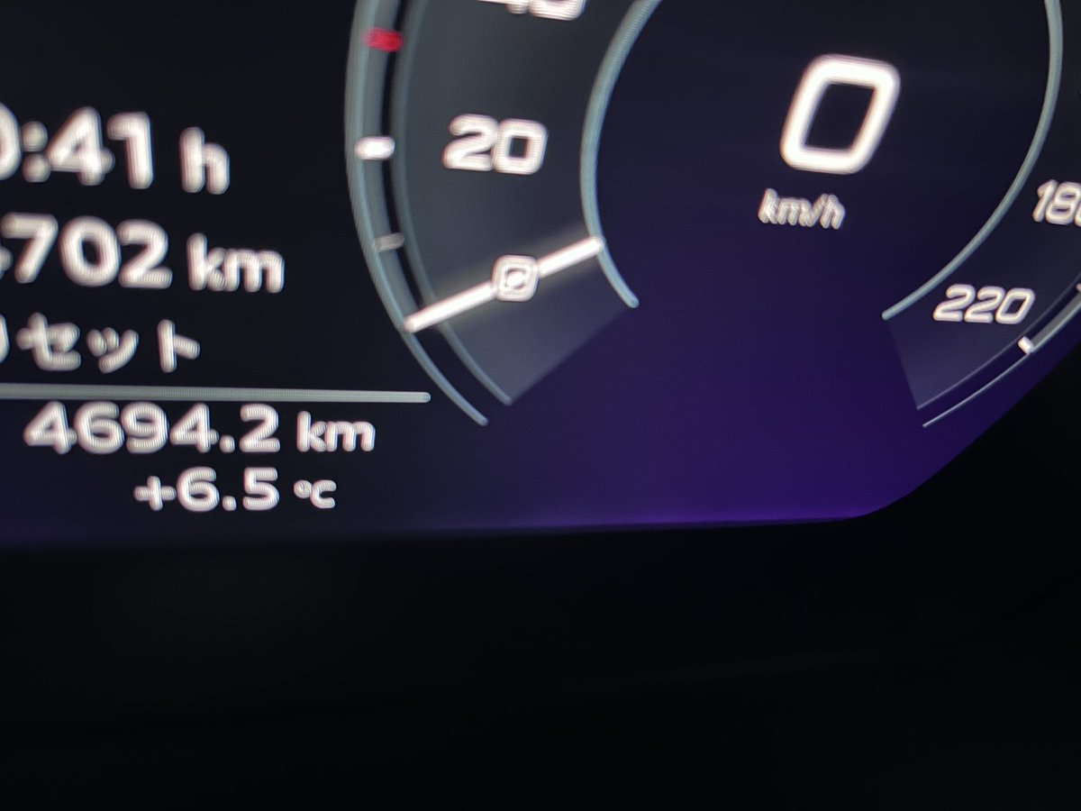 おはようございます✨ 久々の曇り空スタート！暗い朝には。 今朝の空