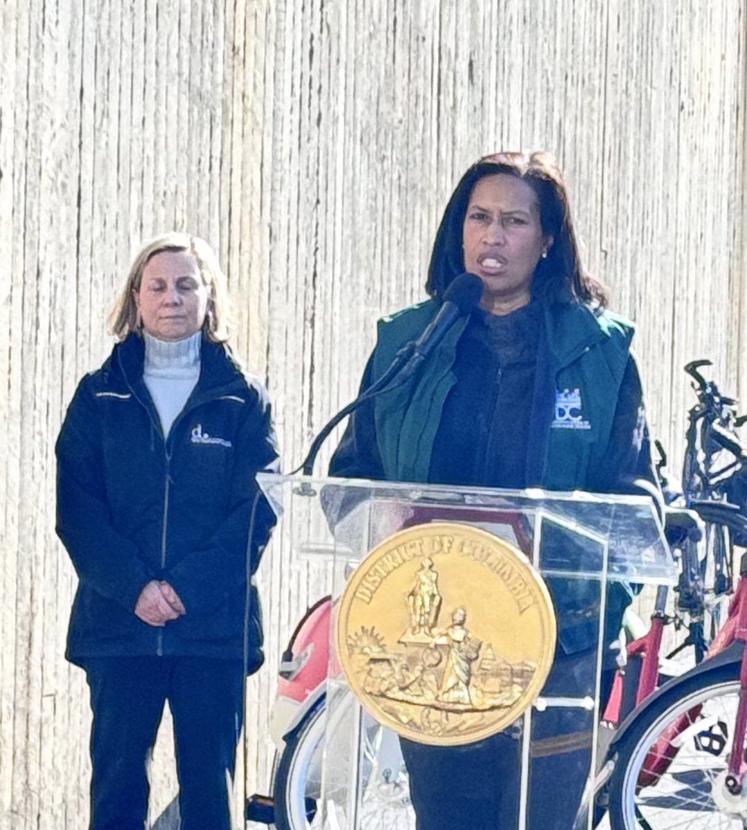 ricebilldc's tweet image. .@DDOTDC dir Sharon Kershbaum &amp;amp; @MayorBowser open Fort Totten–Takoma segment of Metropolitan Branch Trail (MBT) along Blair Rd, NW #W4. MBT is pedestrian- &amp;amp; bike-friendly network to connect @UnionStationDC_ &amp;amp; #SilverSpring, #MD.

-@CMLewisGeorgeW4 gets ready to use MBT @WABADC
