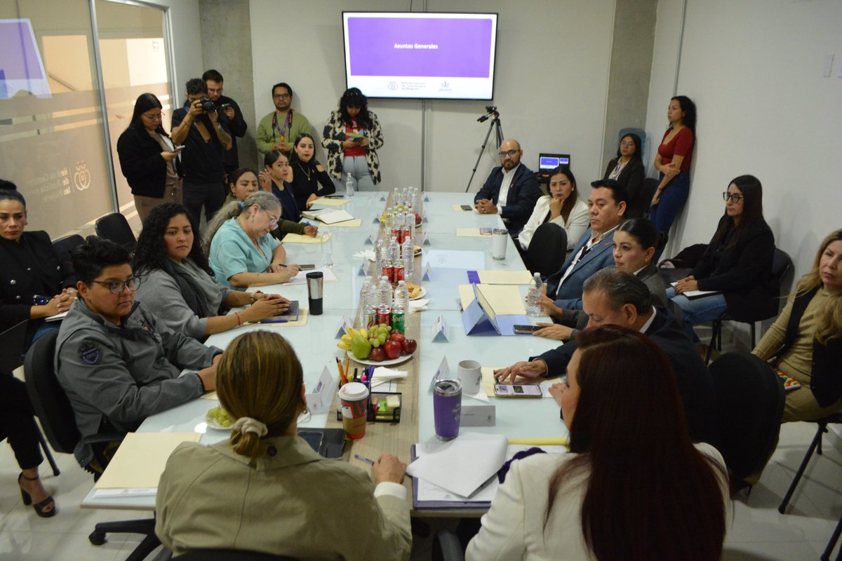 Hoy llevamos a cabo la cuarta sesión extraordinaria de la Junta de Gobierno de la <a href="/RedCJMJalisco/">OPD Red de Centros de Justicia para las Mujeres</a> 
Gracias a todas y todos los que forman parte por su compromiso y dedicación en favor de las mujeres de Jalisco. ¡Seguimos trabajando #AlEstiloJalisco!