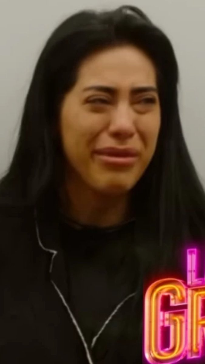 Jesuscaseresone's tweet photo. Kim Shantal dice que a ellos les molesta el victimismo de Eleazar Gomez pero solo bastaron 12 horas en sus labores de peon para que empezara convertirse en un mar de lagrimas. 

La incongruencia en su maxima expresión. 

#LaGranjaVIPMX #LaGranjaVIPMX https://t.co/Sh6tkC1oXE