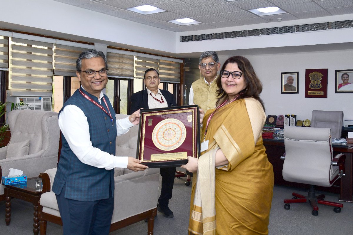 NFSU_Delhi's tweet image. We were honored to host Mr. Prashant Lokhande, IAS, Joint Secretary, Ministry of Home Affairs, Mr. Mayank Mishra, IAS, Director (WSD), MHA and Mr. S. K. Jain, Director-cum-Chief Forensic Scientist, DFSS at our Campus. @MinistryWCD 
 #ForensicScience #DFSSS #Governance #MHA
