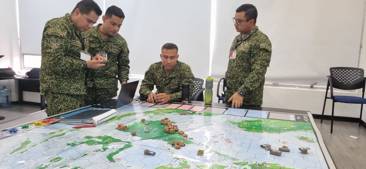 FuerzasMilCol's tweet photo. #SiempreFirmes | La @EsdegCol con el apoyo de la @ANEES_ARC, culminó exitosamente un programa de tres meses enfocado en fortalecer las capacidades de los oficiales alumnos del Curso de Estado Mayor de nuestra @ArmadaColombia. Durante este período, los oficiales profundizaron en el nivel operacional conjunto, abordando temáticas como el Arte Operacional, Diseño Operacional y el Proceso de Planeamiento Conjunto, conocimientos que les permitirán liderar el planeamiento de las operaciones conjuntas.

#ConLaFuerzaDeNuestrasFuerzas continuamos fortaleciendo las capacidades operaciones.
#CumpliendoConLaSeguridadYDefensa