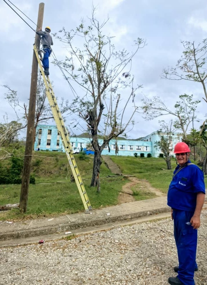 Nuestro Hugo y su brigada, esta vez desde tierra santiaguera, trabaja en la restauración de la fibra óptica y el restablecimiento del servicio móvil en el poblado El Cobre, afectado severamente tras el paso del huracán #Melissa.
#EtecsaConCuba 🇨🇺
