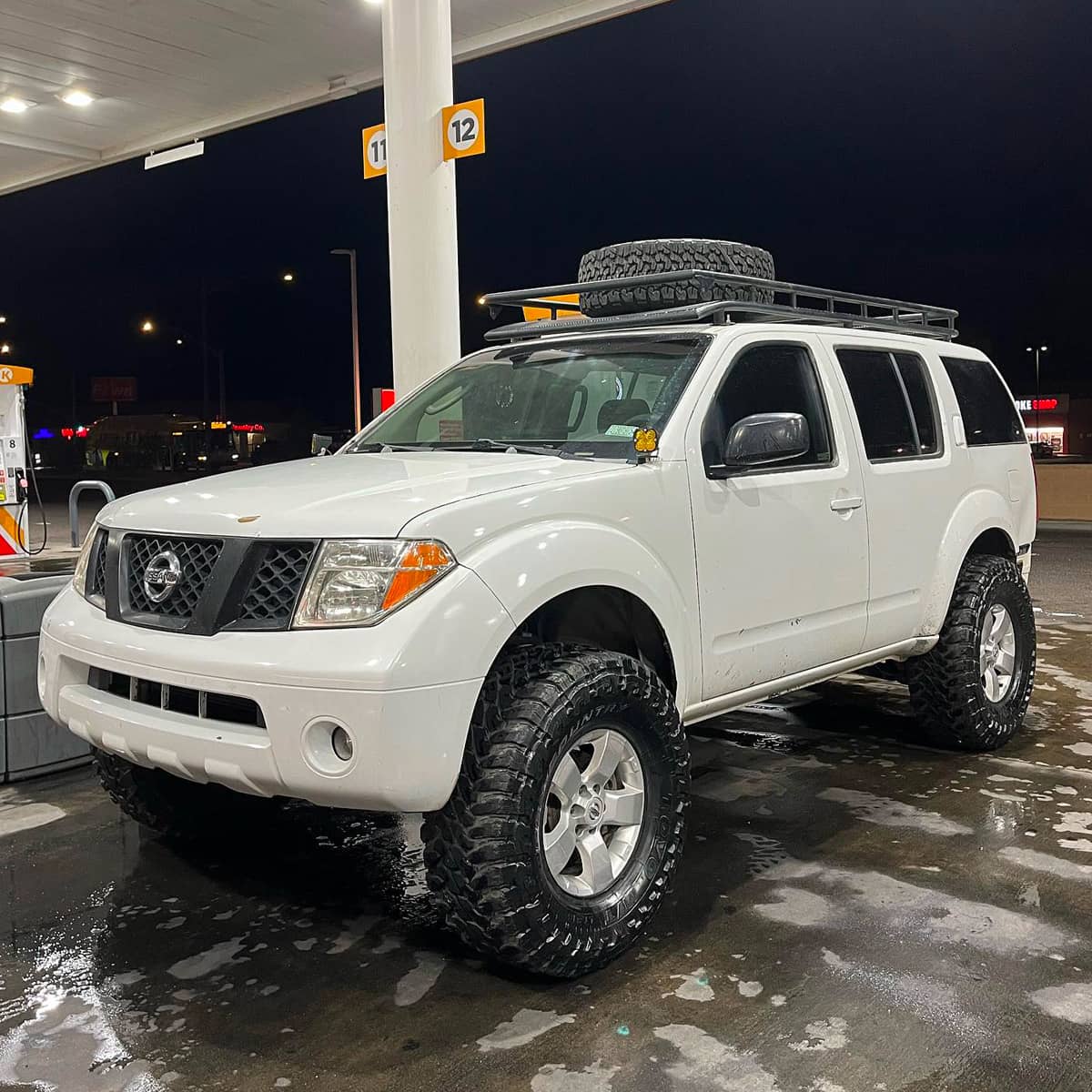 offroadium's tweet image. Before Nissan turned the Pathfinder into a CVT-equipped minivan, the R51 was the last real 4x4. This owner shows what the Titan swap magic can do - 35s with zero rubbing!

offroadium.com/r51-nissan-pat…

#nissanpathfinder #titanswap