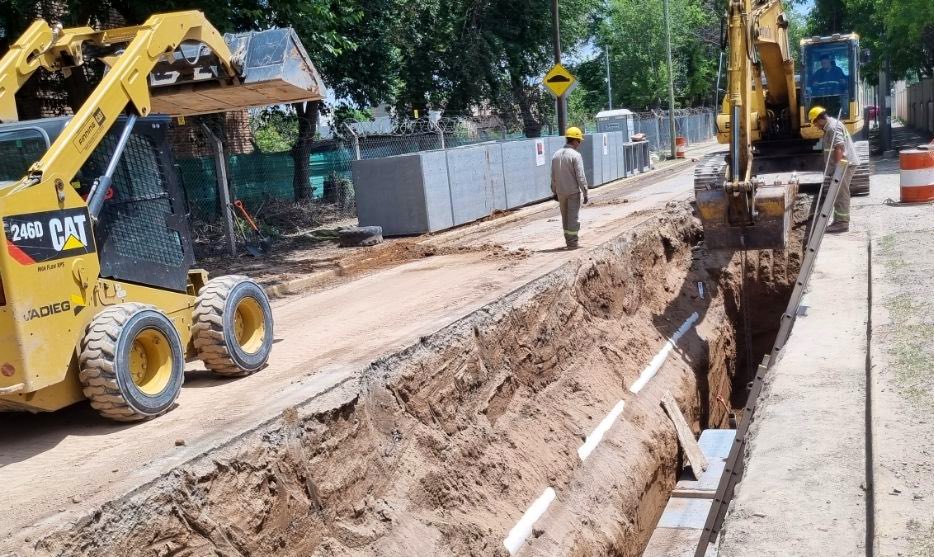 MartinLlaryora's tweet photo. Hacemos #infraestructura que mejora la vida de los cordobeses: comenzamos a construir, junto a @municba, un nuevo desagüe en la zona sur de la ciudad de #Córdoba, que va a beneficiar a más de 100 mil vecinos del sector.

Se trata de #obras de sistematización de desagües pluviales en las calles Madre Sacramento, Adoratrices y Santa María Micaela, que forman parte de un plan integral de infraestructura hídrica que busca mitigar problemas de anegamiento, sobre todo en los días de lluvias intensas.

Esta obra permitirá captar, conducir y evacuar los escurrimientos pluviales, mediante un sistema subterráneo de desagües de 2.100 metros, compuesto por conductos prefabricados de hormigón armado.

Además, se harán cámaras de inspección, sumideros y obras complementarias como cordón cuneta, pavimento asfáltico y reconstrucción de bocacalles, para mejorar el tránsito y la seguridad vial.

Es infraestructura al servicio de la gente, que impulsa el #empleo local, el desarrollo y el #progreso de los cordobeses.

#CórdobaNoPara #SeguimosHaciendo