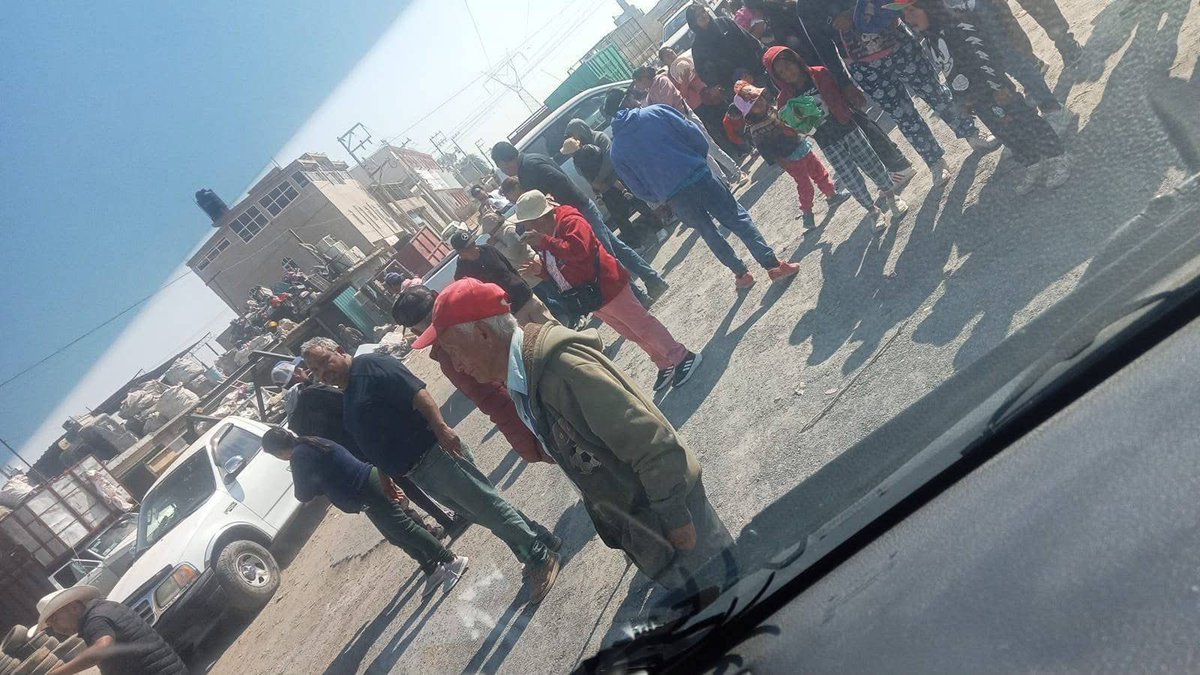 Vecinos de #LomasDelRosario en #CuautitlánIzcalli bloquean la carretera a Tepojaco para exigir el ingreso de la Ruta 59. Denuncian mal servicio y horarios limitados de la Ruta 22 que los deja incomunicados por las noches. 🚌 #NicolasRomero #Movilidad #Edomex