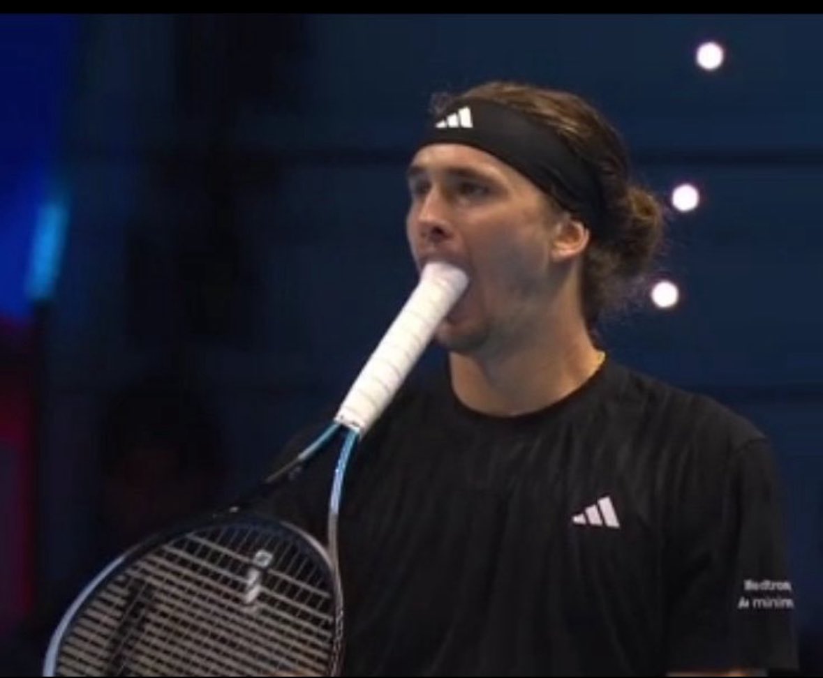 Este tío es el mejor.

Simplemente Alexander Zverev

Y SE LA PELA TRONCO