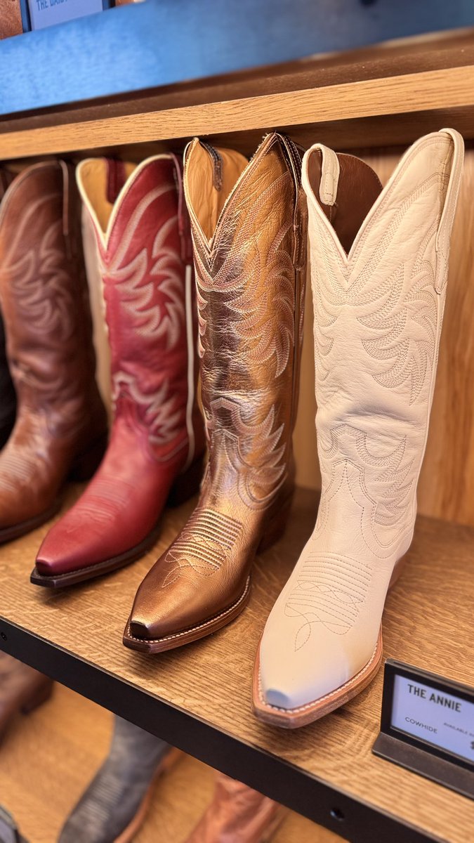 InfocenterIO's tweet image. We had a great time connecting with customers today at Tecovas in Charlotte. 🤠

Just like the perfect pair of boots 👢, #AI is about finding the right fit tailored to each organization’s unique needs. We’re here to help you step confidently into the future of transformation. 🚀