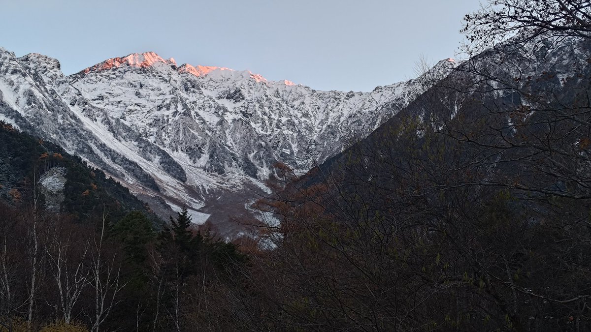お早うございます!　曇りです。気温は5℃、暖かいです。今日は1日中曇りになりそうです。カラマツも葉を落とし、すっかり初冬の景色となりました。営業もあと2日、15日には閉山式が行われます。