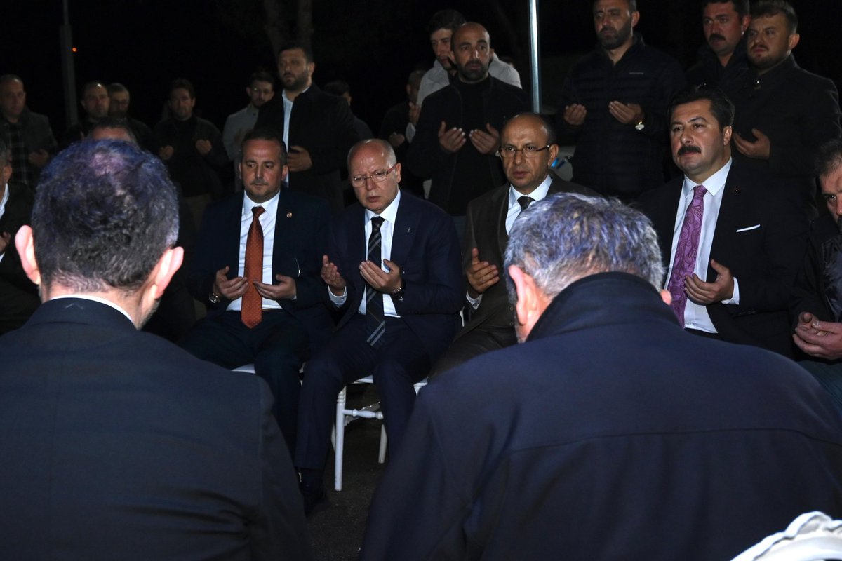 davutgurkan's tweet photo. Millî Savunma Bakanlığımıza ait askeri kargo uçağının düşmesi sonucu şehadete eren Hava Pilot Binbaşı Serdar Uslu'nun Yenişehir'deki baba ocağında ailesinin ve yakınlarının acısını paylaştık. 

Rabbim kahramanımızın şehadetini kabul eylesin, kederli ailesine sabırlar versin. Milletimizin başı sağ olsun.