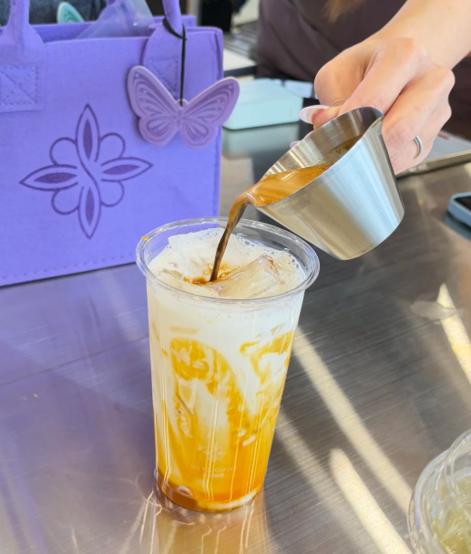 obulirajs86's tweet image. 🇨🇦 New coffee spot in Mississauga! ☕✨
🔥 Stretchy yogurt is a must-try!

🍓 DIY Yogurt Bowls
3 bases + fresh fruit 😍
Toppings = low-cal &amp;amp; guilt-free 💚
📍 SEE YOU Coffee ☕✨