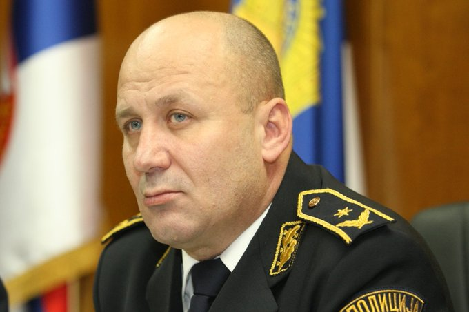 ... 🔥 Da vas upoznam sa novim nacelnikom pogranicne policije Srbije... 

Granice države čuva onaj koji ih je odavno prešao..

Dragiša Simić...

Nekada načelnik Uprave saobraćajne policije, danas, prema najavama, načelnik pogranične policije Srbije.

Treći osnovni sud u Beogradu