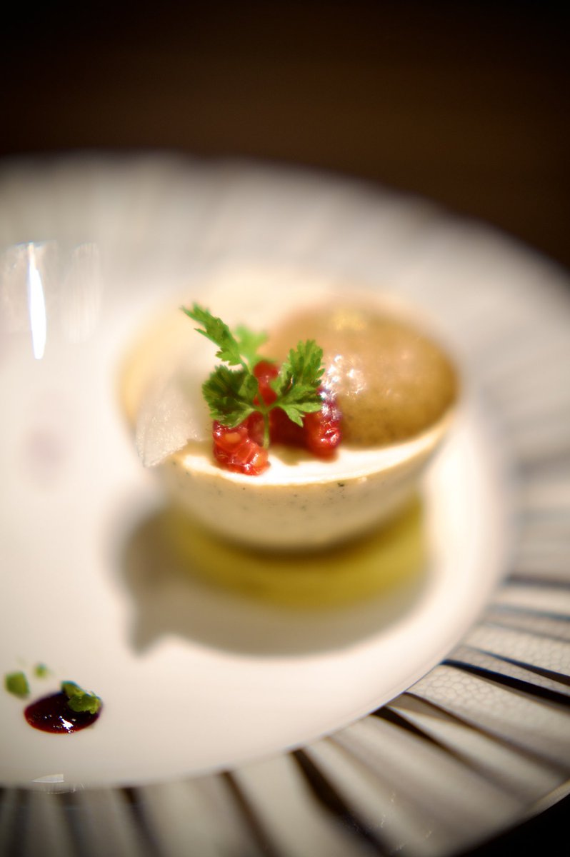 leica_summicron's tweet image. f1.2   #神田 #reflection