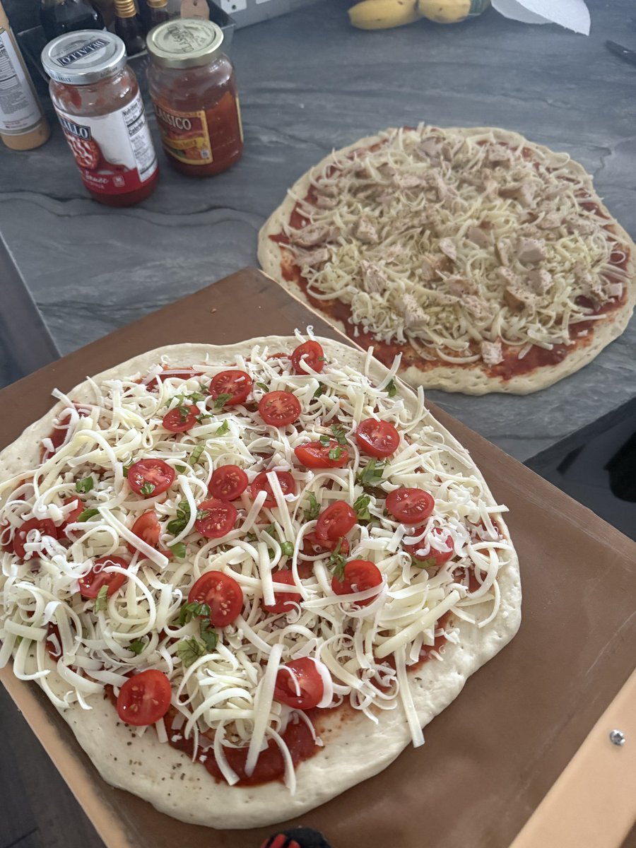 FixnBones's tweet image. #PizzaWednesday

Fresh ingredients ☑️
Smoked chicken ☑️
Rotating stone ☑️
#Pocobero dough ☑️

🔥🔥🔥🔥🔥