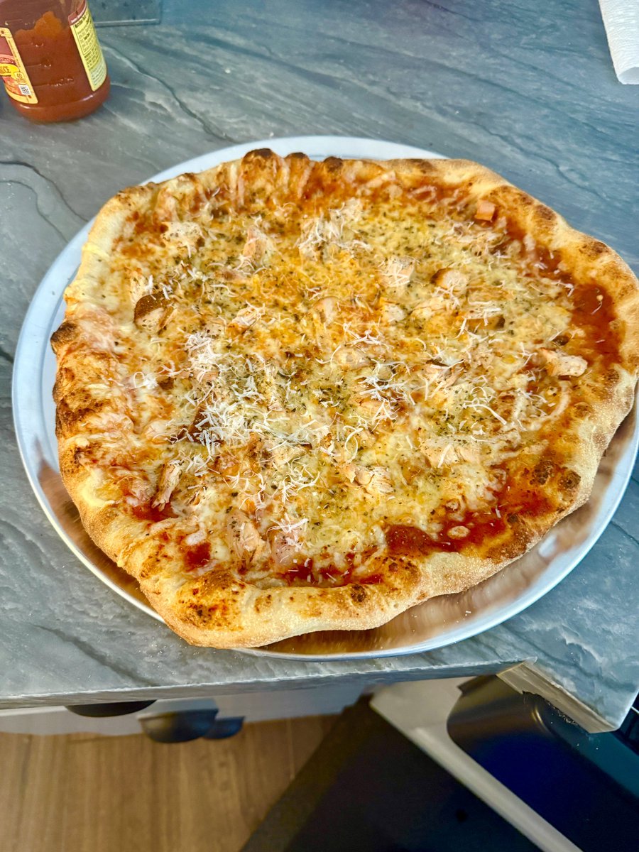 FixnBones's tweet image. #PizzaWednesday

Fresh ingredients ☑️
Smoked chicken ☑️
Rotating stone ☑️
#Pocobero dough ☑️

🔥🔥🔥🔥🔥