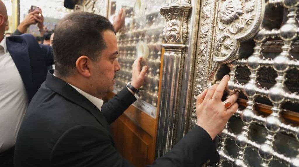 السوداني يؤدي مراسم الزيارة لضريح الإمامين الكاظمين عليهما السلام بعد تصدره الانتخابات البرلمانية