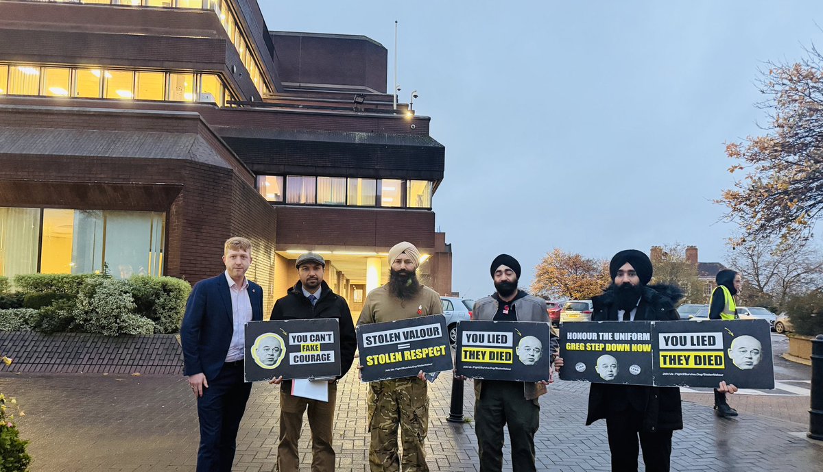 PrabhdeepReform's tweet image. 📢 Stolen Valour Protest – Wolverhampton

Today, we stood united at Wolverhampton Station to protest against Valour Theft — a stand for truth, honour, and respect for those who genuinely served.

After the station protest, we visited the British Sikh Soldiers Monument, built in…