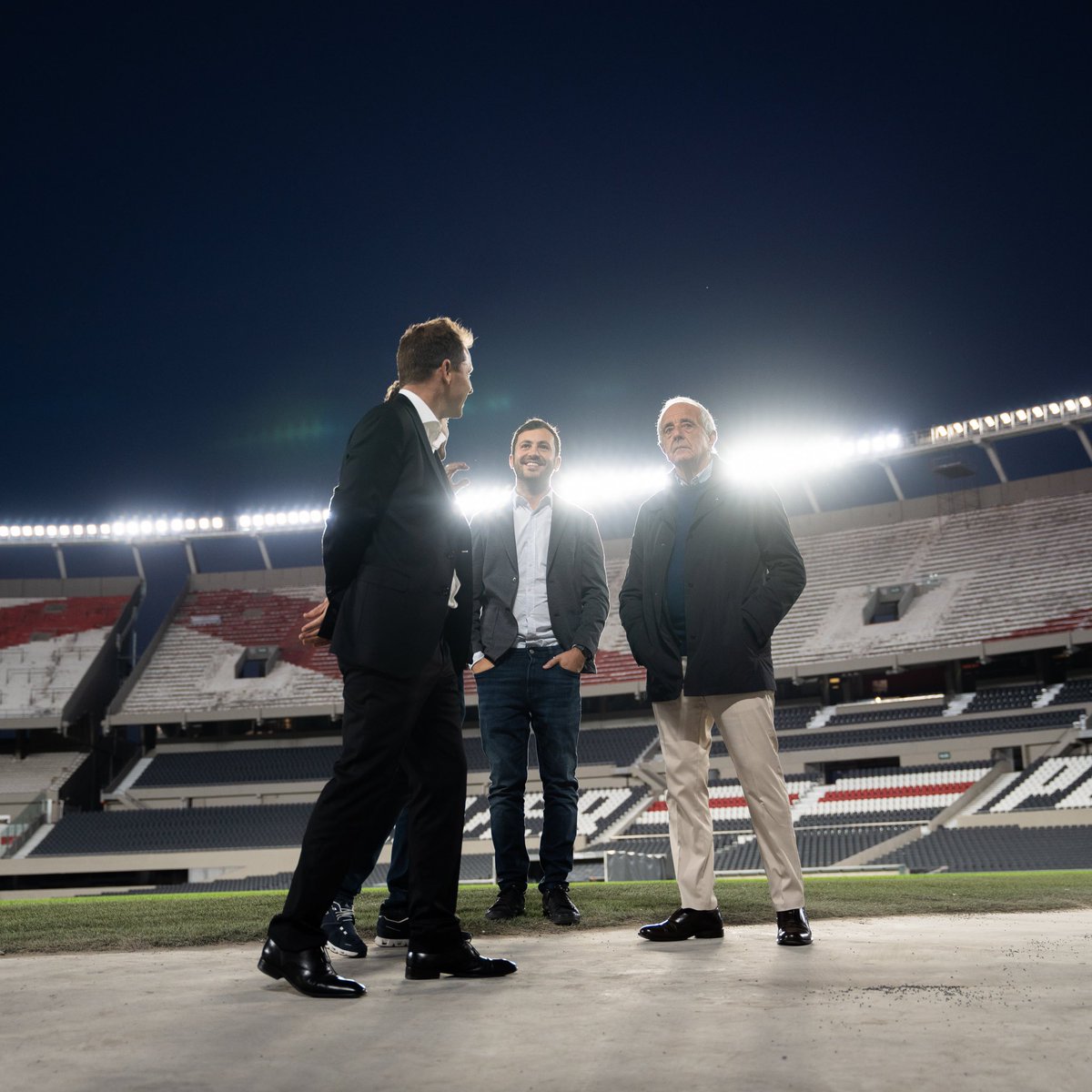 Vamos a hablar sobre el reclutamiento en el fútbol y porque River falla tanto futbolísticamente.

No va a ser un hilo sobre jugadores, va a ser un hilo sobre el manejo de los clubes.

🧵 MEGA HILO