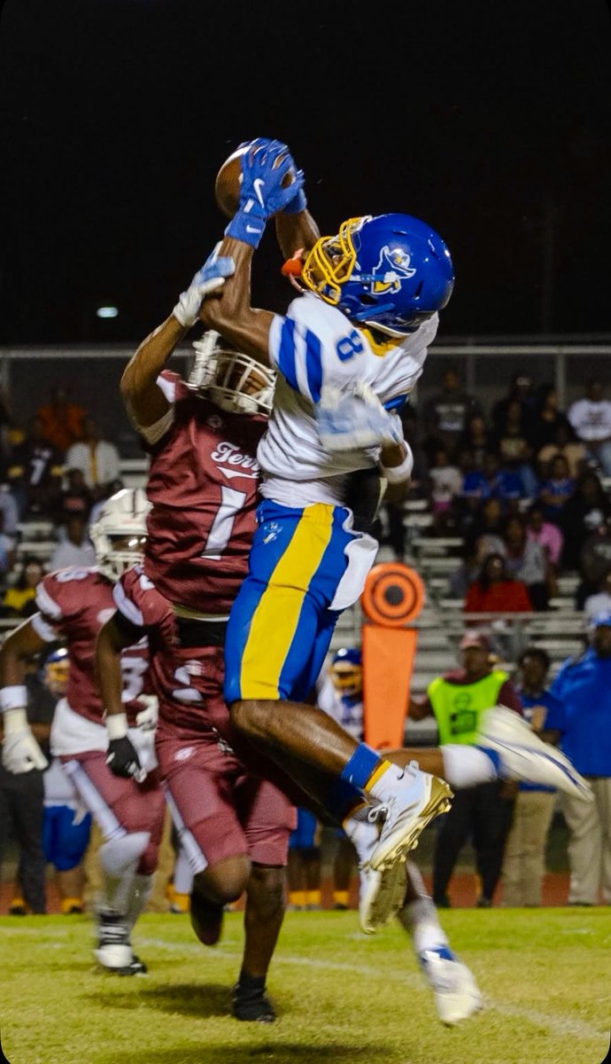 Eric90672471510's tweet photo. MY SENIOR SEASON FILM🧃⬇️
https://t.co/wPpB4GhdHS
400 All purpose yards
20 Receptions 
3 Tds
17.1 Yards per catch 
Just need a chance. 
@CoachJones2010 @CoachT_Pope @CoachSwaggy_T @Coach_OC14 @ShedrickMckenz2 @247recruiting @Coach_Jacobs19 https://t.co/QP3xqTWc5m