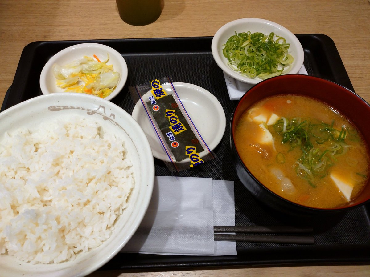 今朝はかなり冷え込んでいる。そのせいか豚汁がいつもの三倍増しで美味しい🐷 温かいってそれだけで幸せになるから不思議。