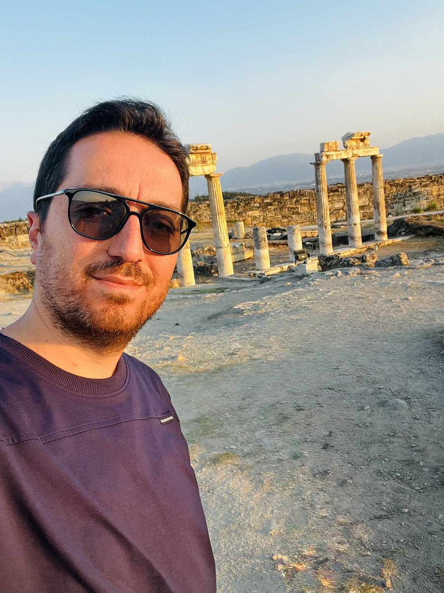 بين أعمدة أفسس، لا يقف الإنسان فقط… بل يقف التاريخ نفسه خلفه.
هذا المكان الذي مرّت عليه آلاف السنين، صار فجأة خلفية لخطوةٍ معاصرة، كأن الحضارة تمد يدها لمن يمرّ اليوم وتقول:
“نحن الذين صنعنا البدايات… فماذا ستصنع أنت؟”

وجودي هنا ليس مجرد زيارة، بل استمرار لسلسلةٍ بشرية طويلة
