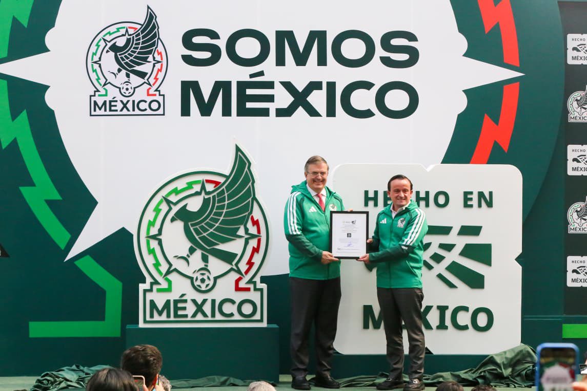 🇲🇽⚽️ El secretario <a href="/m_ebrard/">Marcelo Ebrard C.</a> entregó a la <a href="/FMF/">Federación Mexicana de Futbol</a> el certificado #HechoEnMéxico, que distingue a quienes representan con orgullo el nombre de nuestro país.

“Cuando ves el sello #HechoEnMéxico, quiere decir que nos representa. Es nuestro nombre, nuestra identidad y nuestra calidad.”