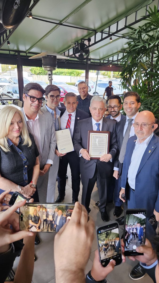 🚨Estoy en Washington votando para reabrir el gobierno federal.

Gracias a mi equipo de trabajo y a mis amigos electos del Sur de la Florida por presentarle nuestro reconocimiento al Presidente Uribe del Congreso de USA por su trabajo inquebrantable a favor de la libertad. 🇺🇸🇨🇴