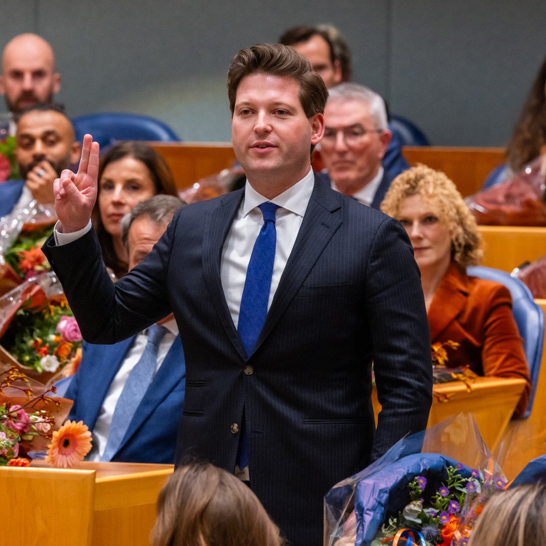 ThomvCampen's tweet photo. Opnieuw geïnstalleerd als Tweede Kamerlid. Een enorme eer om door te mogen als volksvertegenwoordiger. Aan de slag! 🧡💙 https://t.co/JfpTolvQfm
