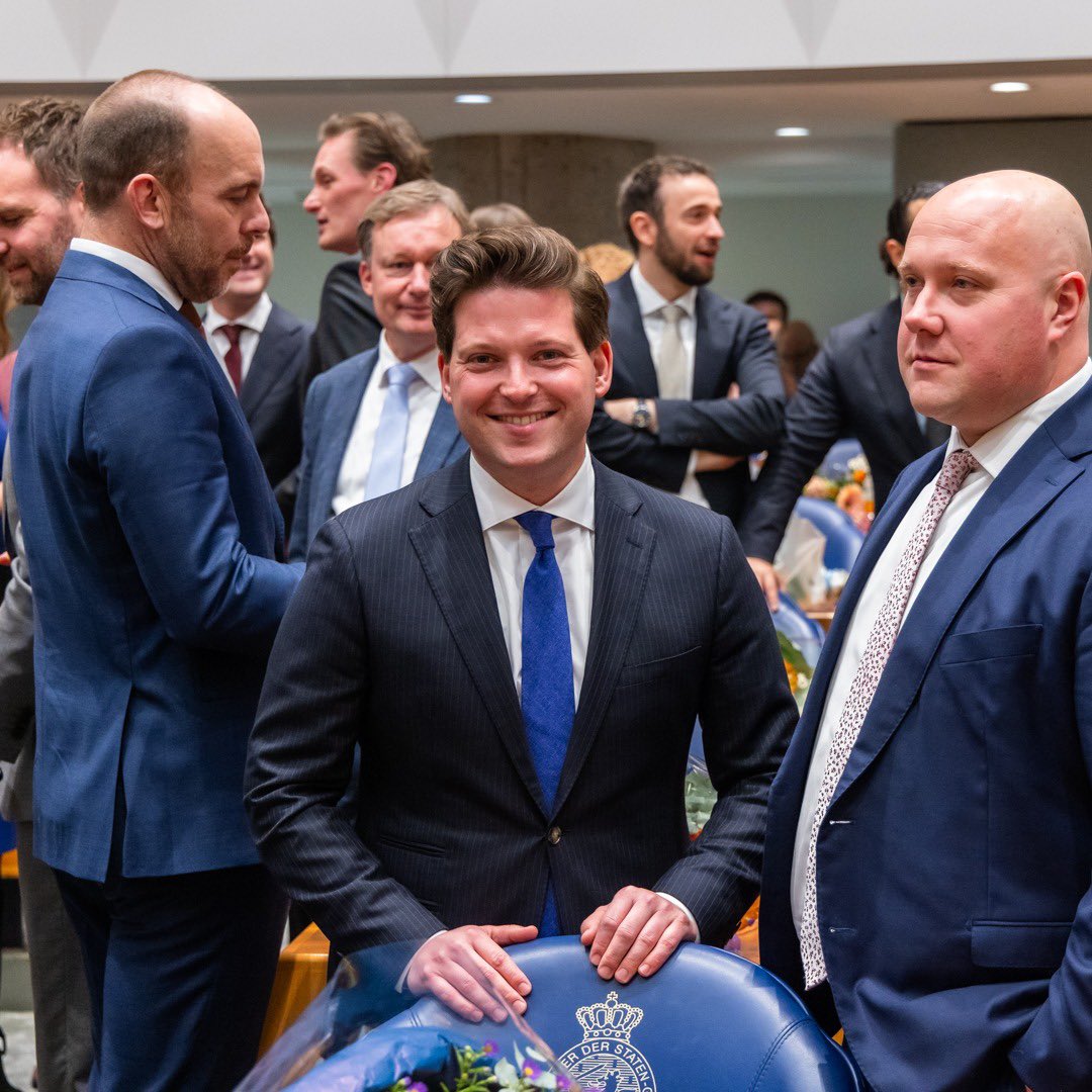 ThomvCampen's tweet photo. Opnieuw geïnstalleerd als Tweede Kamerlid. Een enorme eer om door te mogen als volksvertegenwoordiger. Aan de slag! 🧡💙 https://t.co/JfpTolvQfm