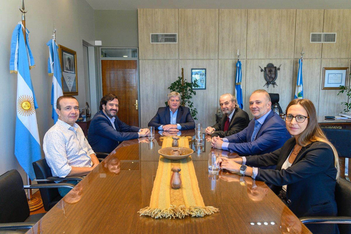 ZiliottoSergio's tweet photo. Un placer recibir al Doctor Juan Carlos Maqueda, ex integrante de la Corte Suprema de Justicia y recientemente reconocido como “Profesor Honorario“ de nuestra Universidad Nacional de La Pampa.

Nos acompañaron en esta reunión el abogado constitucionalista @agildominguez, el decano de la Facultad de Ciencias Económicas y Jurídicas de la UNLPam, @fgmarull, el secretario General de la Gobernación, @vanini_jose y la Fiscal de Estado, Romina Schmidt.

Una oportunidad propicia para escucharlo e intercambiar visiones sobre la realidad institucional y política de la República Argentina.