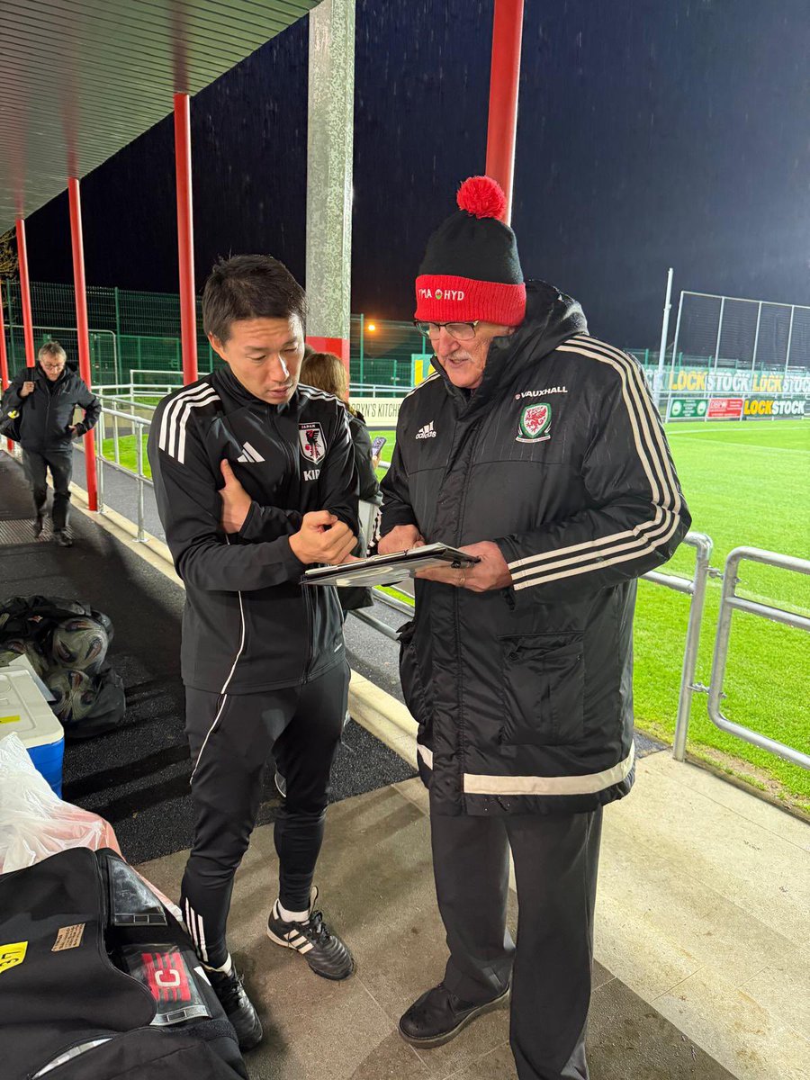 Many congrats to Craig Knight, staff and lads of Wales U19’s on an excellent 3  2 win against Japan at the brilliant Denbigh Town ground tonight. Here I am trying to make sure I had all the players names right for the PA😂👍