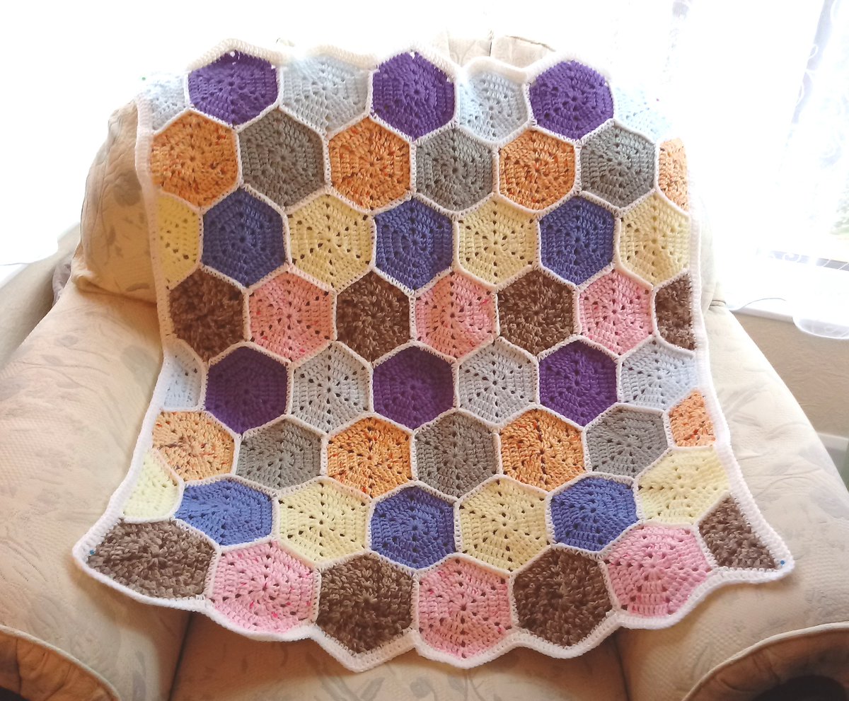 Handmade small crochet blanket with hexagons pattern. Lovely and warm and perfect as a lap blanket. #newonfolksy #smallblanket #lapblanket #crochetblanket #handmadeintheuk #giftidea folksy.com/items/8181452-…
