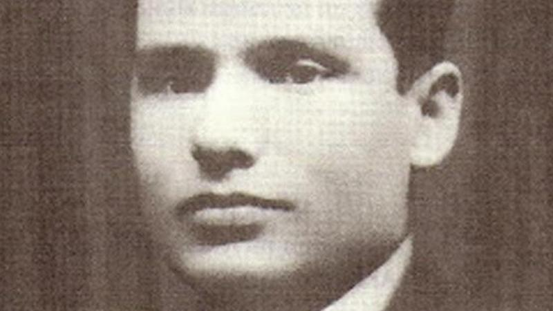outsidersesp's tweet photo. Tortura y asesinato de un maestro republicano: «Le sacaron los ojos, le cortaron los testículos, se los metieron en la boca y le machacaron la cabeza”.

Arximiro  Rico, 32 años, maestro rural, moderado y activista de la educación,  asesinado por falangistas con la complicidad de un cura.

Arximiro  Rico Trabada era un maestro rural convencido de la importancia de  llevar la cultura y la educación al pueblo desde la escuela, aunque los  fascistas le tildaban de “rojo”. No era un hombre de izquierdas, era un  moderado liberal defensor de los valores republicanos y democráticos, un  gallego maestro de la República que, aunque daba clases en una escuela  lucense de Baleira, visitaba regularmente Montecubeiro, lugar de origen  de su madre.

Persona  culta, proveniente de una familia humilde, Arximiro era un activista de  la cultura y colaborador del pueblo. Además de su labor docente,  organizaba la Fiesta del árbol, fundó un coro, montó un grupo de teatro,  ayudaba a sanar a los animales, asesoraba a los vecinos a repoblar  árboles y fue el impulsor de una biblioteca itinerante. En definitiva,  un activista cultural volcado en ayudar a una población rural y aislada  en una zona con altos niveles de analfabetismo y atraso secular.

Era  creyente, pero quitó el crucifijo de las clases, porque, sin ser ateo,  creía en el laicismo. Era un maestro “total”, querido por el pueblo y  odiado por una minoría ultraconservadora, entre ellos, el cura. Sentía  interés por la política y protagonizó un mitin, el del 14 de abril de  1936 en conmemoración de la II República. Allí, festejando la República,  defendió con fuerza la cultura como elemento de desarrollo social.

Con  ese bagaje de bonhomía, amor a la educación y a la cultura popular  simbolizado en el servicio a la comunidad y en la intensa labor  educativa (daba clases desde el día a la noche formando desde  bachilleres a maestros por libre), se granjeó el odio de aquellos  personajes, poderes fácticos de la zona (curas, falangistas seguidores  del dictador nacido en El Ferrol y caciques rurales) en una Galicia en  la que no hubo combates bélicos durante la Guerra Civil, pero sí  existieron las viles delaciones, cobardes denuncias y vendettas que  terminaron segando la vida de personas buenas por el simple hecho de  tener los principios de Arximiro.

*La noche de su cruel y sádico asesinato

Y  así llegó su fatídico día. Fue una noche de octubre de 1937, cuando una  partida de falangistas llegó a su casa de San Bernabel, en Baleira,  comarca de A Fonsagrada y se lo llevaron atado a la montaña sin atender  las súplicas de su madre. El grupo de fascistas de camisa azul se detuvo  en una taberna del camino. Mientras bebían, dejaron a Arximiro atado en  la puerta con una argolla. Al salir, entre insultos propios de  bebedores y asesinos, lo patearon y vejaron ascendiendo, en una especie  de Calvario laico y siniestro, hasta la Serra da Ferradura a golpes, y  empujones. Lo humillaron hasta el punto de que sus sádicos represores se  colocaron sobre su lomo, como si de un burro se tratase, obligándole a  llevarlos a cuestas.

*Testículos cortados, ojos arrancados y cabeza destrozada

Una  vez llegado a lo alto de la montaña, en un lugar perversamente  destacado de Montecubeiro, por haber sido enclave de numerosas  ejecuciones sin juicio, y aún vivo Arximiro, los asesinos falangistas  iniciaron un ritual de tortura: Le cortaron los testículos antes de  morir y se los introdujeron en la boca. Luego le arrancaron los ojos.  Tras esta cruel y sádica acción le dispararon varias veces con una  escopeta de caza, como se comprobó al hallar su cadáver con la cabeza  totalmente destrozada. Fue torturado brutalmente y asesinado el 16 de  octubre de 1937, cuando contaba tan solo 32 años. Arximiro estaba  cursando estudios de Medicina para seguir curando a personas como hacía  habitualmente. He aquí la diferencia, unos sanaban personas, mientras  otros matan.

Justicia  divina o broma macabra, unos días después de su brutal asesinato, le  llegó una carta en la que se le indicaba que ya podía reintegrarse a su  plaza como maestro nacional (lo habían suspendido temporalmente, como a  tantos maestros republicanos).

*El cura y la enemistad con Arximiro

Aunque  Rico Taboada era un católico ferviente y practicante, tenía ciertas  enemistades con un clérigo de su tiempo que le acusó de haberles  enseñado a muchos niños a leer y a escribir hasta el punto de que  “cualquier mocoso -en palabras textuales del cura- puede hacer un  escrito y denunciar a su padre. Mejor sería que supiese rezar el  padrenuestro”.

*La lista de los 65 a aniquilar

Arximiro  fue víctima inocente del ciego y cruel fascismo. En octubre de 1937, en  la zona de montaña de esta parte de la provincia de Lugo, dos guardias  civiles fueron abatidos en un enfrentamiento con un grupo de huidos a  los montes para sobrevivir al hambre generalizada y otras calamidades  consecuencia de la guerra civil que se estaba librando en España. Como  escarmiento, los falangistas, con la colaboración de un cura de la zona,  confeccionaron una siniestra lista con 65 nombres que debían ser  aniquilados en breve. En esa lista, estaba Arximiro.

En  2003 se erigió en Montecubeiro un monolito de diez toneladas de peso en  recuerdo “de las 15 personas inocentes asesinadas por el fascismo”. La  piedra se halla de espaldas a la iglesia parroquial. Ahí figura,  esculpido con el material de la bondad y la piedra de las grandes  personas honradas y humanistas, el nombre de un maestro de la República,  un hombre culto, honrado, bueno e inteligente: Arximiro Rico Trabada.  Tenía 32 años.

(Texto original de Henrique Mariño para Público)