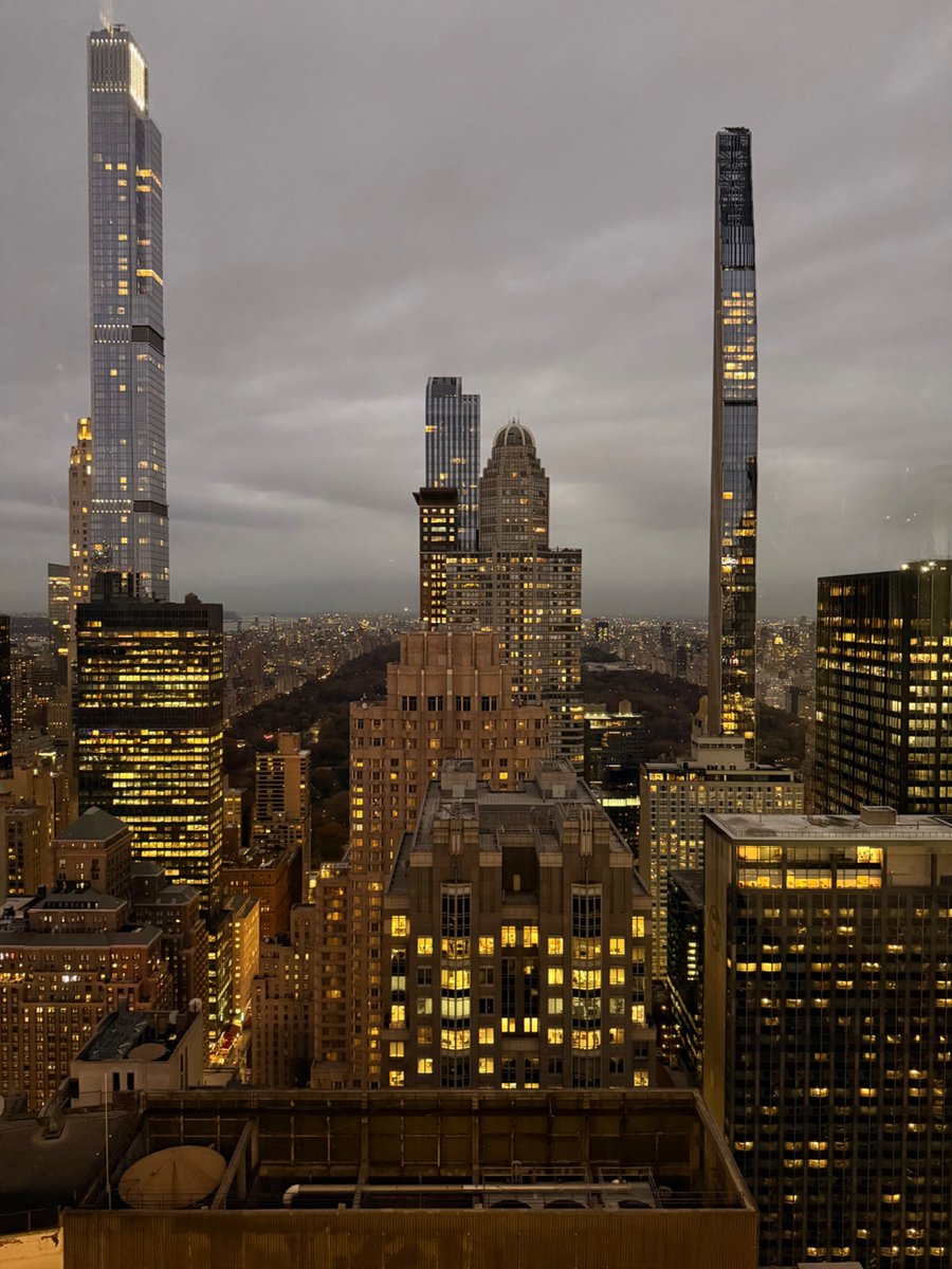 Aescano's tweet image. I work hard for the money, so you better treat me right.

📸 #ShotOniPhone #Work #Views #NYC 🦇