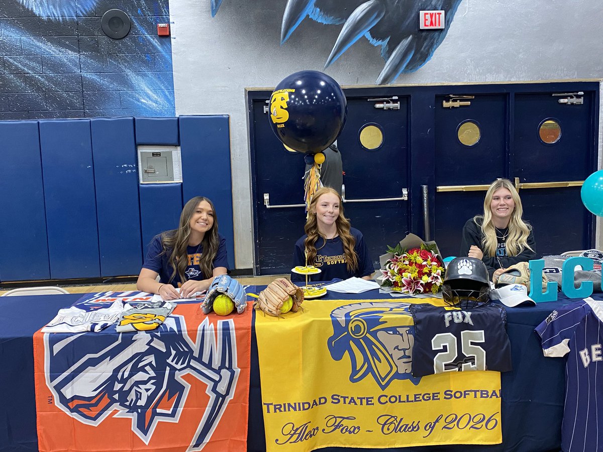 LCHS_MTapia's tweet image. National Signing Day at The Cave. Congratulations to all these wonderful athletes.
#WALC #itsagreatdaytobeabear