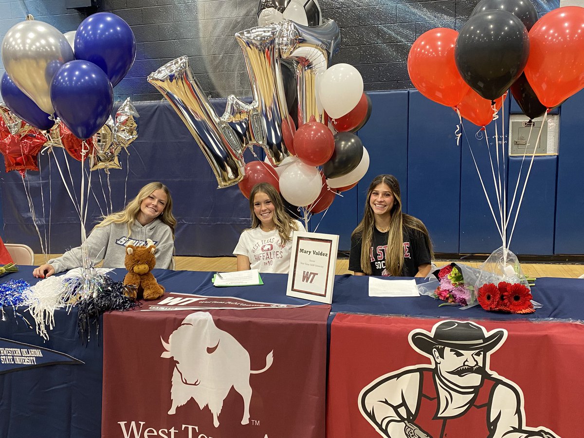 LCHS_MTapia's tweet image. National Signing Day at The Cave. Congratulations to all these wonderful athletes.
#WALC #itsagreatdaytobeabear