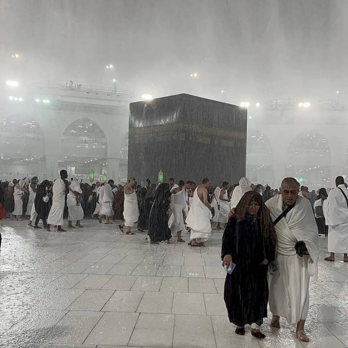 يارب ارزقنا عمره تحت زخات المطر ❣️.