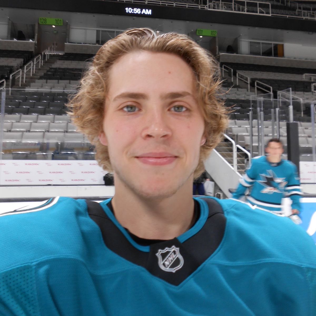 dunnitrightt's tweet image. two apples tall