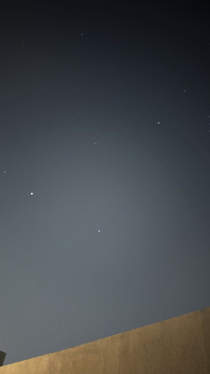 Ev9aa's tweet image. منذُ مجيئك
الكل مبتهجٌ هُنا
الشوارع
البيوت
السماء
الطريق
وأنا.
♥️