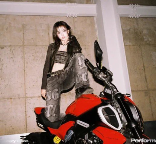 neverniaaaaz's tweet image. How can a unreleased song be plagiarized? acting like race concept hasn’t been a thing in kpop for years 😭