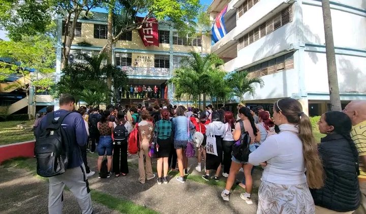 Orgullosos de nuestros jóvenes, siempre en la primera línea! 🇨🇺 Una nueva tarea de impacto social emprenderán los estudiantes de la Universidad de #Camaguey para contribuir a la batalla contra  los vectores .
#CubaPorLaVida 
#PorCamagüeyTodo