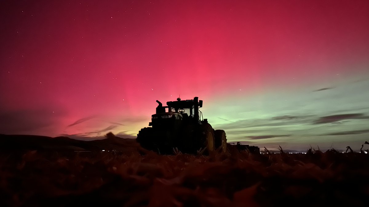 Last night’s sky put on a show! 🌠
Captured perfectly by Timothy Newswanger of Lazy S Farms, this photo features a John Deere 9R 440 standing tall under the breathtaking northern lights in Tremonton, Utah.

Moments like this remind us why we love what we do — incredible