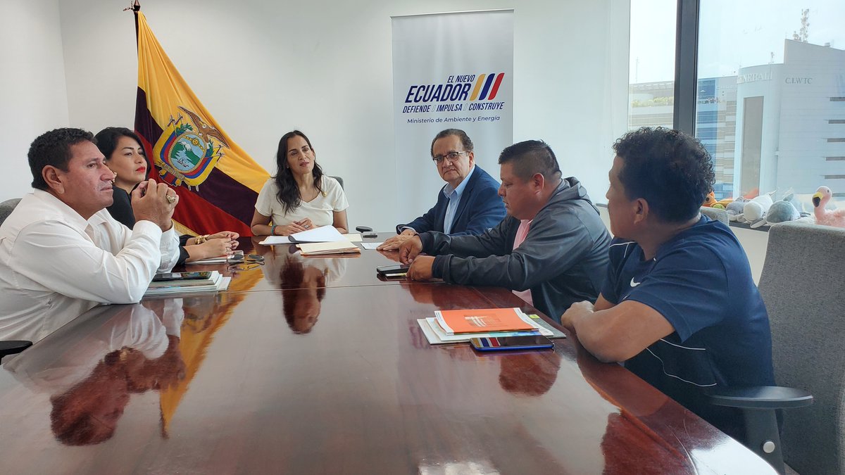 EcuadorMAE's tweet photo. [AGENDA EN GUAYAQUIL]

La ministra @inesmanzano mantuvo una reunión con representantes de las organizaciones: Comuna Salinas, Asociación Amor y Esperanza, cooperativas Vikingos del Mar y Puerto Grande, con el fin de concretar los acuerdos de custodia de áreas en manglar.

#ElNuevoEcuador