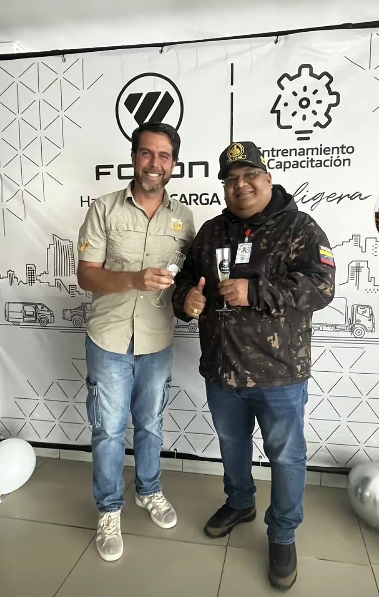 freeUR_vzla's tweet photo. Ya saben por qué este monigote se la da de guapo y apoyao y amenazó con meter preso a todo el mundo?  Un gorgojero más que por 1.500 $ quedó al descubierto https://t.co/vupsCyJ9k5