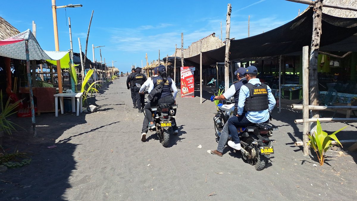 stereo100xela's tweet photo. 🔴 OPERATIVOS DE SEGURIDAD EN CHAMPERICO | Agentes de @PNCdeGuatemala continúan operativos en #Champerico, #Retalhuleu, debido a los altos niveles de inseguridad.
En estos operativos se han identificado a 104 personas y 66 vehículos.
Vía Rubén Jocol
#Stereo100Noticias https://t.co/328Bg6zcry